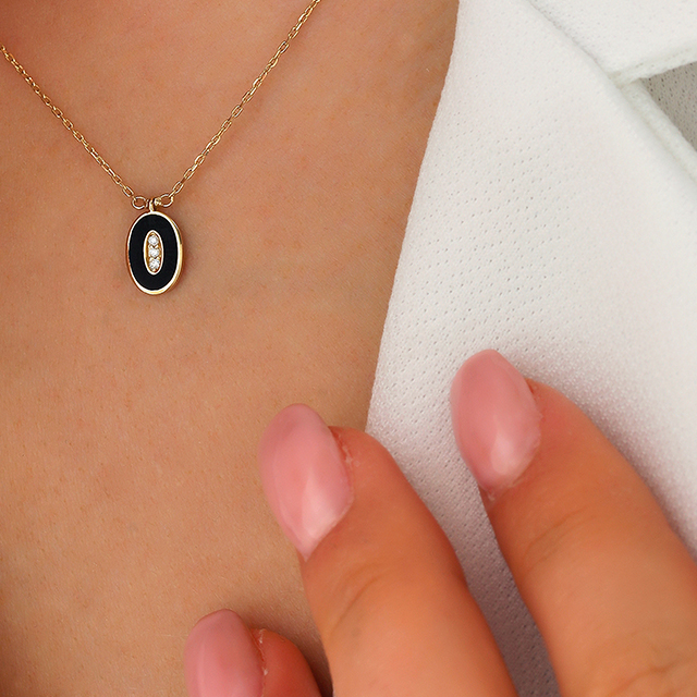0,03 Karat Siyah Mineli Oval Figür Kolye